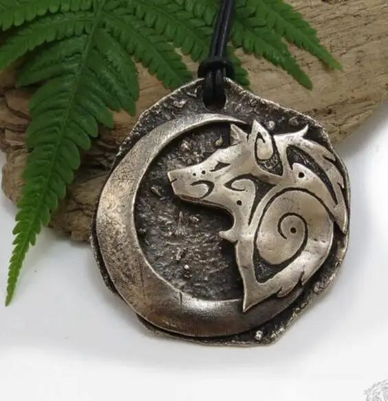 1 pcs Grande Lobo Tribal Colar de Pingente de Lua Crescente Bronze Big Lobo Lua Pingente de Colar com Lobo Tribal