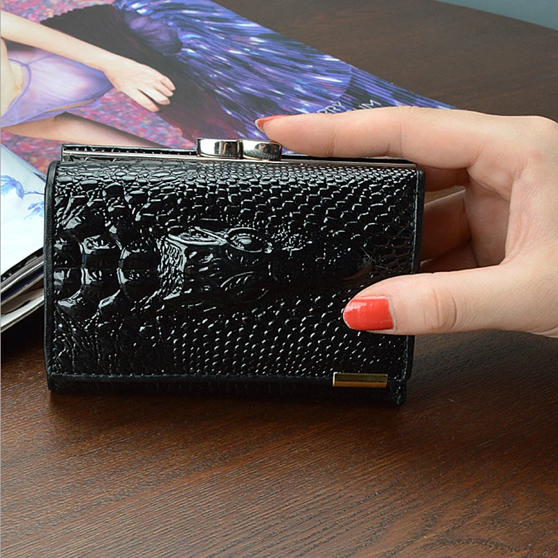 

2019 New Women's Wallets Short Female Crocodile Pattern Embossed Designer Leather Purse Hasp Buckle 3 Fold Multi-Card Wallet