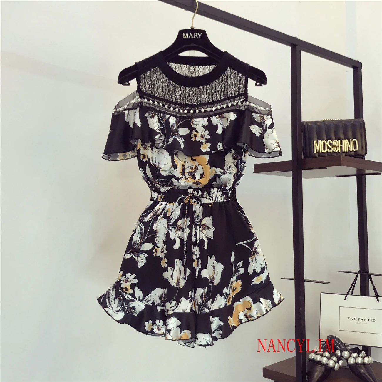 

2019 Summer Skirts Suit Women Elegant Hollow Out Shoulder Print Blouse+ High-waist Lotus-leaf Edge-printed Shorts Two-piece Set