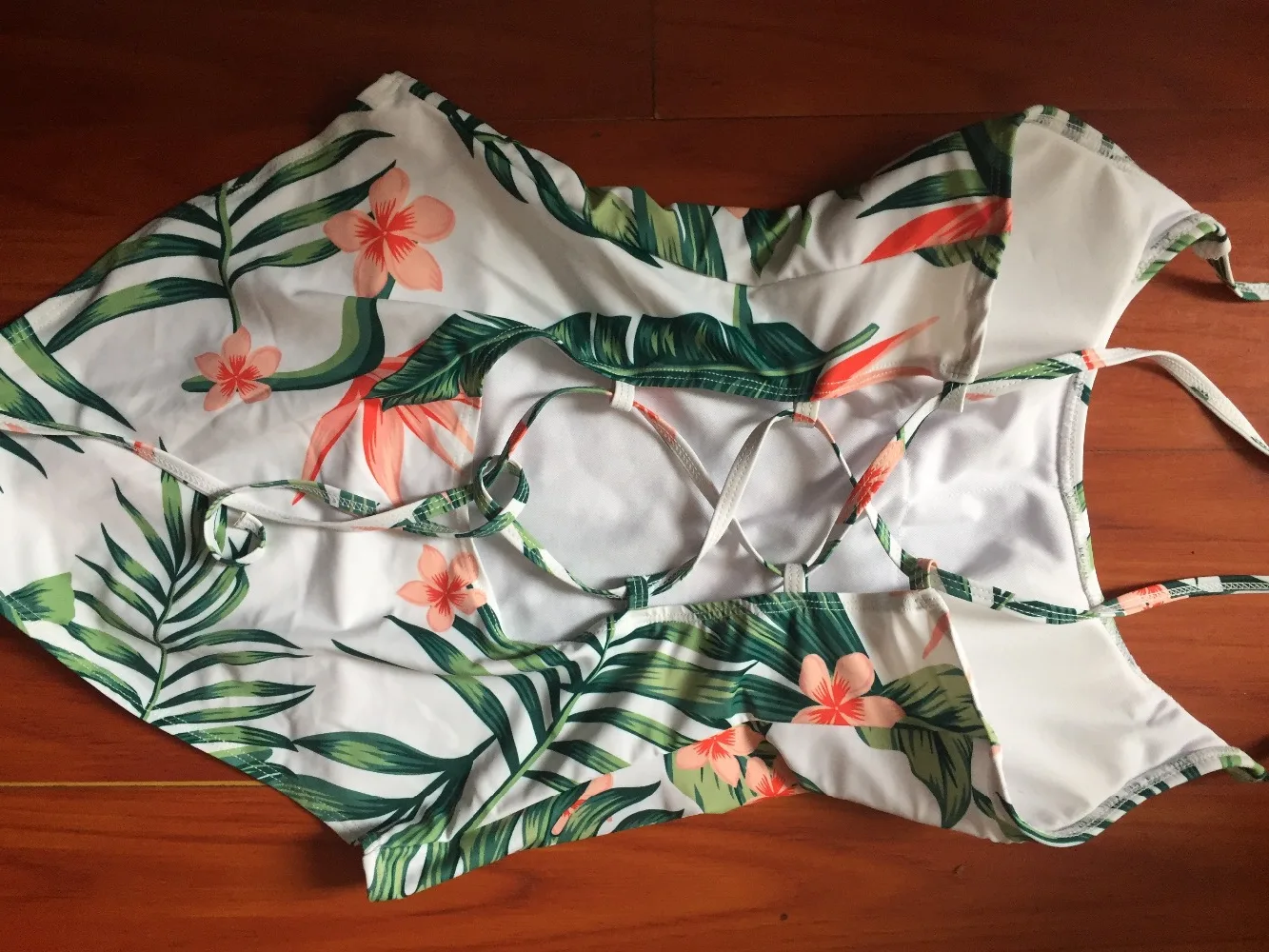 Семейный комплект купальных костюмов с принтом тропических листьев; купальный костюм для мамы и дочки; купальные шорты для папы и сына; Одинаковая одежда для мамы и меня