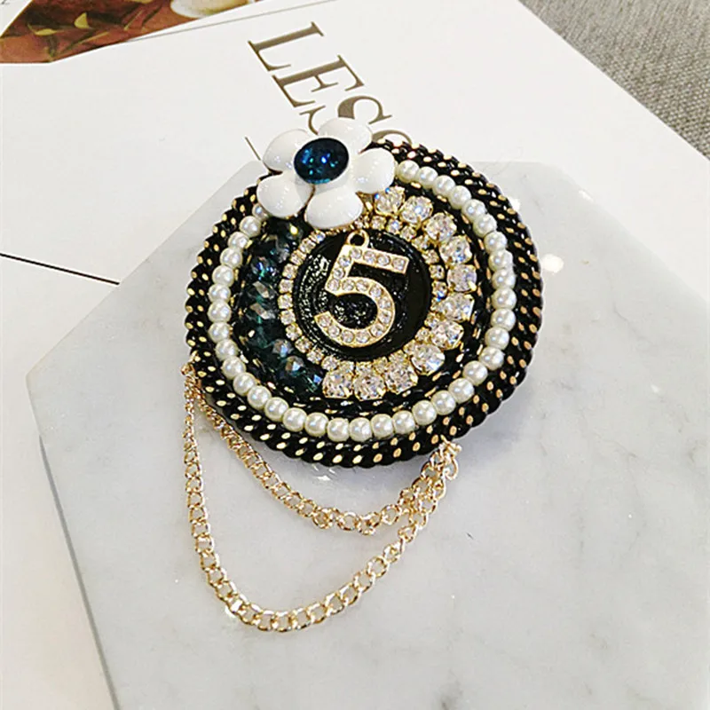 Black&White Pearl Crystal Chain 5 Letter Brooches for Women Girl Jewelry Scarf Clothes Personality Accessories Black&White Pearl Crystal Chain 5 Letter Brooches for Women Girl Jewelry Scarf Clothes Personality Accessories