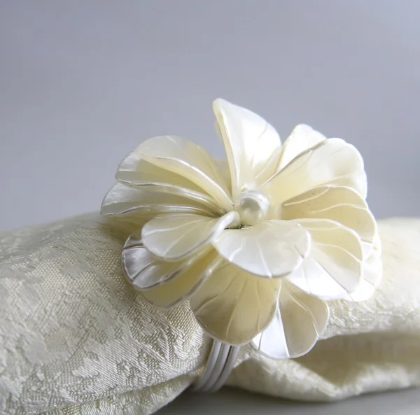 Qn19011801 жемчужное кольцо-цветок для салфетки Свадебное праздничное украшение, держатель для салфеток оптом 12 шт