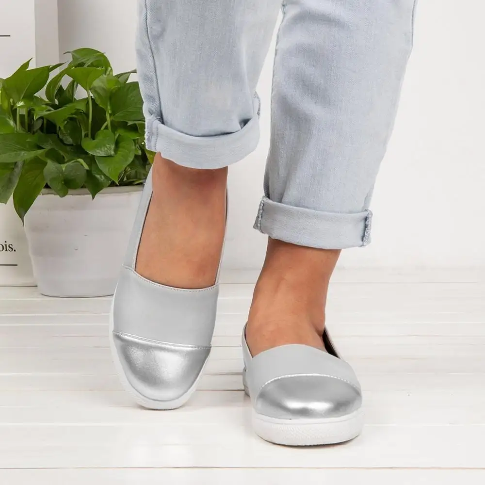 

2019 Slip On Shoes For Women All Seasons Round Toe Loafers Flats Cut Out Leather Breathbale Women Boat Shoes Soft Femme Sneaker
