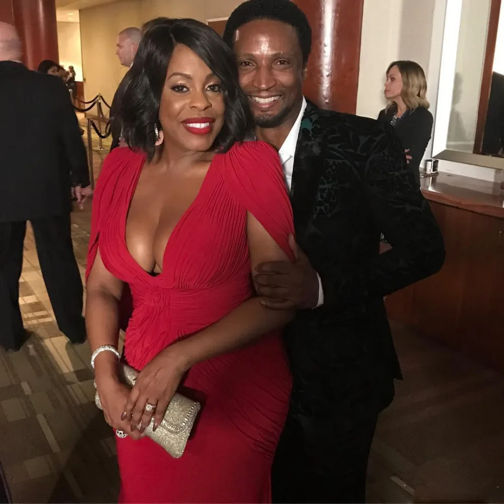 

2019 New Modern Plus Size Red Golden Globe Red Carpet Evening Gowns With Cape Mermaid Satin Deep V-Neck Women Celebrity Dress