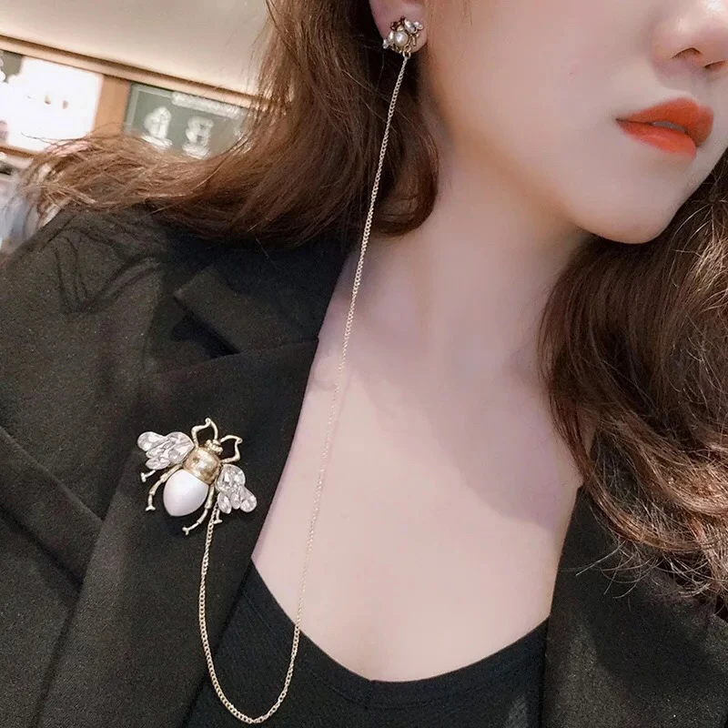 

2019 New Hot Brand Fashion Jewelry For Women Bee Brooches Vintage Bee Party Sweater Brooche G Name Stamp Cute Bee Ear Brooches