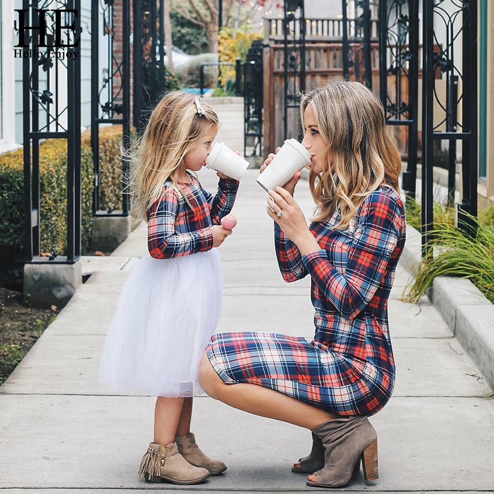 girl and mom matching outfits