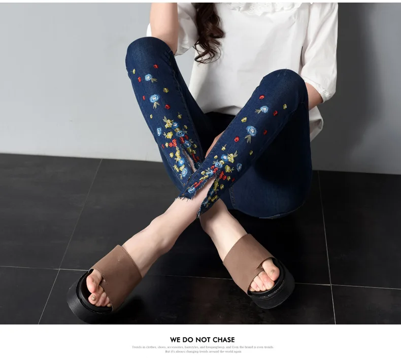 Новые джинсы с вышивкой женские летние стильные модные эластичные штаны до