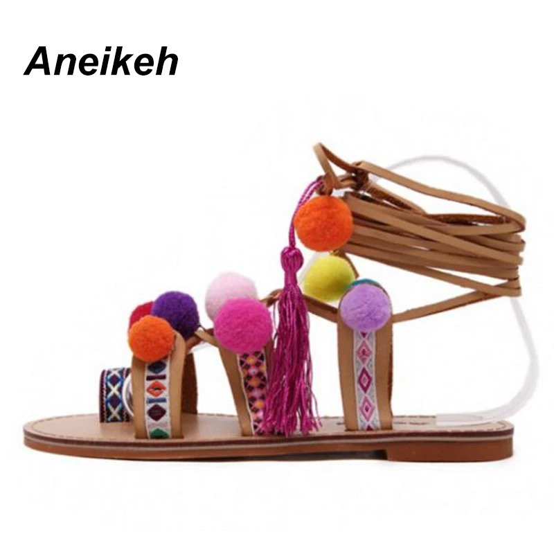 Aneikeh 2018 Sandalias Pompones الجلد المدبوغ بوم بوم صنادل طراز جلاديتور النساء الدانتيل يصل الركبة عالية صندل مسطح النساء حذاء الصيف البني