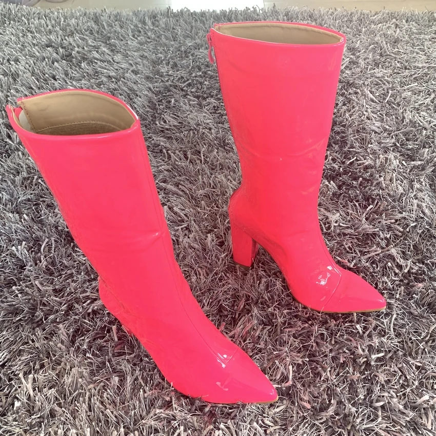 Женские сапоги на высоком каблуке 10 см; красные сапоги до середины икры на квадратном каблуке с неоновой розой; обувь для вечеринок на не сужающемся книзу массивном каблуке; сезон осень-зима