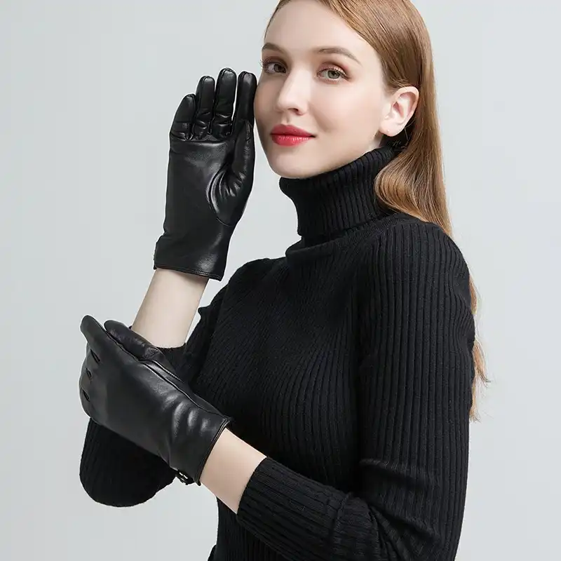 Женщина в перчатках. Стильные кожаные перчатки. Женщины в кожаных перчатках. Перчатки кожаные женские. Женские чёрные кожаные перчатки.