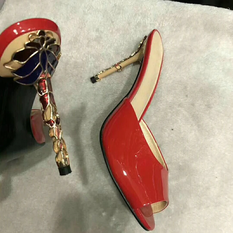 Качественные Дизайнерские разноцветные шлепанцы с металлическим декором; женские туфли с открытым носком на высоком каблуке из блестящей лакированной кожи; коллекция года; модные женские туфли без задника
