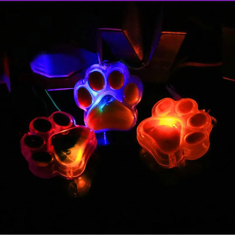Светящиеся лапки. Подушка лапа. Кулоны которые светятся в темноте. Светящийся кот. Furry под ультрафиолетом.
