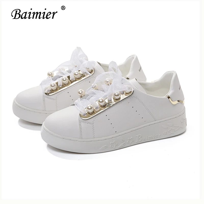 Baimier/белые женские кроссовки; женская обувь на платформе со шнуровкой; обувь на плоской подошве с круглым носком, украшенная жемчугом; повседневная мягкая женская обувь с закрытым носком - Цвет: White