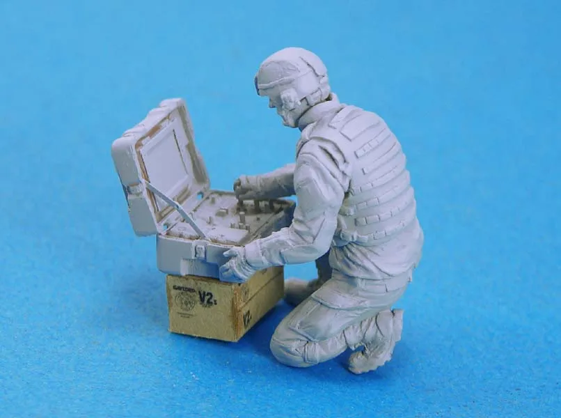 

1/35 Resin Figure Model Kits US EOD Robot Controller Unassembled unpainted