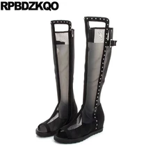 Черная сетчатая обувь с заклепками до колена, увеличивающая рост, с металлическими вставками, модель года, летние женские сапоги на высоком каблуке с боковой молнией женские туфли на танкетке с открытым носком и заклепками