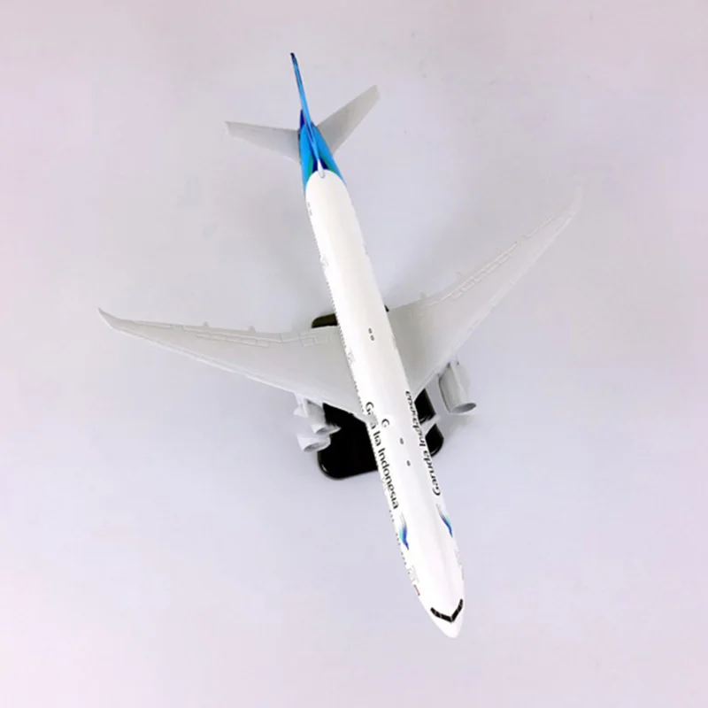 18 см 1:400 Boeing B777-300 модель Garuda Indonesia с пластиковой основой сплав самолет коллекционный дисплей статический или детский подарок