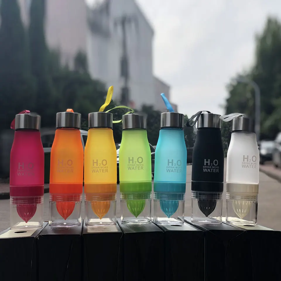 

Portable Lemon Kettle With Infuser Juicer Creative Plastic Fruit Water Bottle Kids Outdoor Sports Drink Bottle 650ml Drinkware