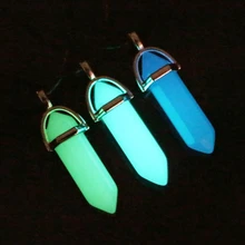 Pedra luminosa escura fluorescente coluna hexagonal colar de cristal natural brilhante no escuro pingente de pedra bala colar de couro