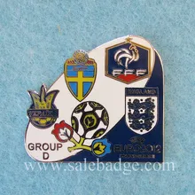 Специализируется на заказ в Европе с футбольным мячом, металлический значок группы нагрудные булавки золотое покрытие