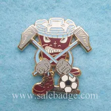 Пользовательские эмблема футбольной команды с мячом жесткие эмалевые штифты значки OEM