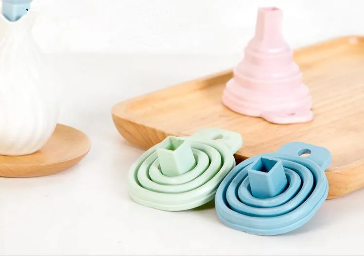 

1PC Random Color Hopper Cooking Tools Kitchen Gadgets Foldable Collapsible Funnel Protable Mini Silicone Funnels OK 0972
