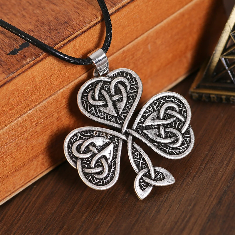 

trefoil flower Pendnat Necklace for friend amulet Gift 1pc