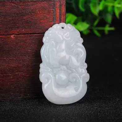 

Natural jadeite Chinese zodiac pendant Zodiac horse Yu pei necklace pendant for women and men Send a certificate