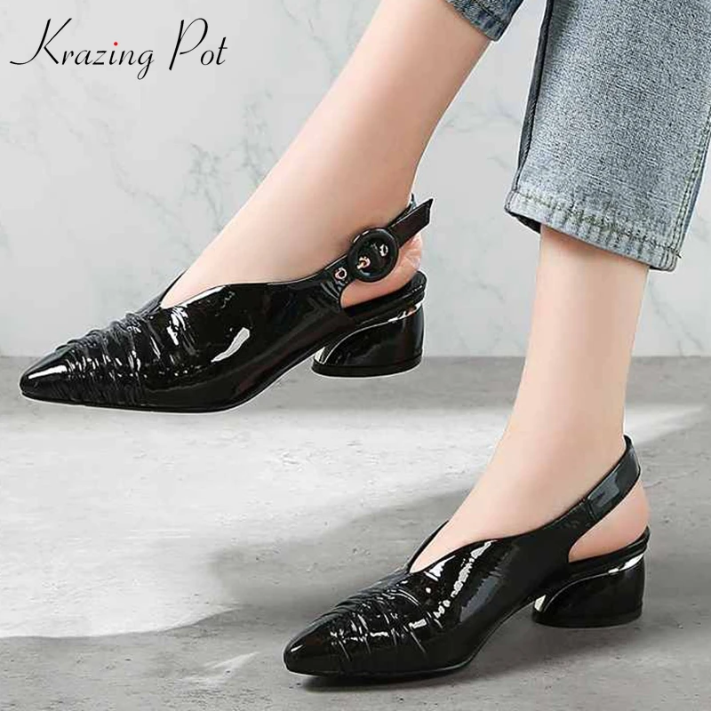 

Krazing Pot 2019 cow leather med heels round buckle pointed toePleated patent leather slingback big size high quality pumps L3f4