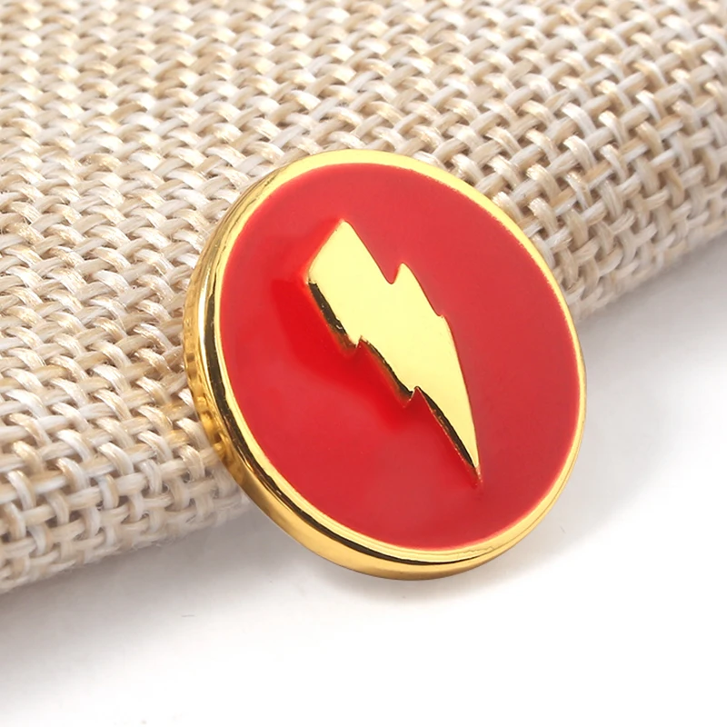

DC Shazam Pins Brooches Captain Marvel Billy Batson Gold Lightning Badge Brooch for Women Men Lapel Pin Backpack Bag Accessories