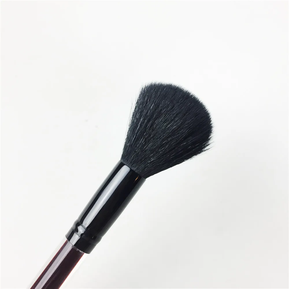 Kevyn Aucoin The Blush Brush _ 2