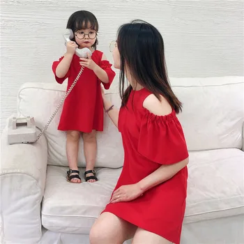 

Casual Mother Daughter Family Matching Clothes Women Kids Girl Off Shoulder Beach Dresses Mom And Daughter Dress mere fille
