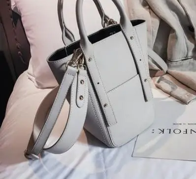 

2018 new Korean version of the wild Messenger shoulder portable large capacity retro mother bag.