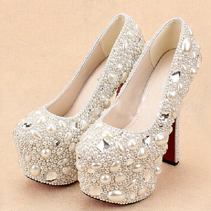 шикарные женские туфли. красивые туфли на низком каблуке. нарядные туфли на среднем каблуке. туфли праздничные женские. классные туфли.