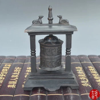 

The bronze statue of the land grandfather and the land granny is a pair.