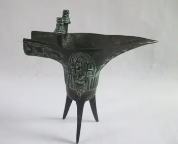 

The ancient Chinese bronze dragon is the royal collection cup with three legs