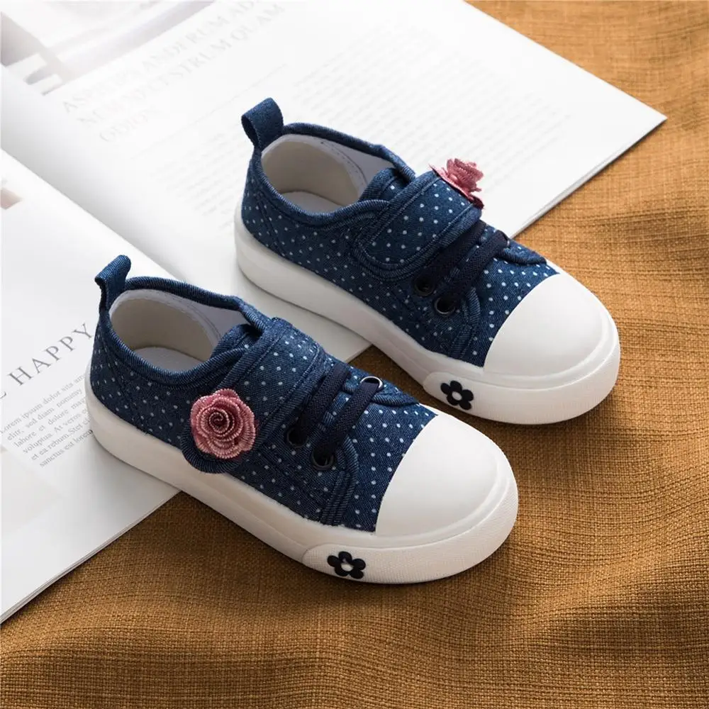 s dot sneakers