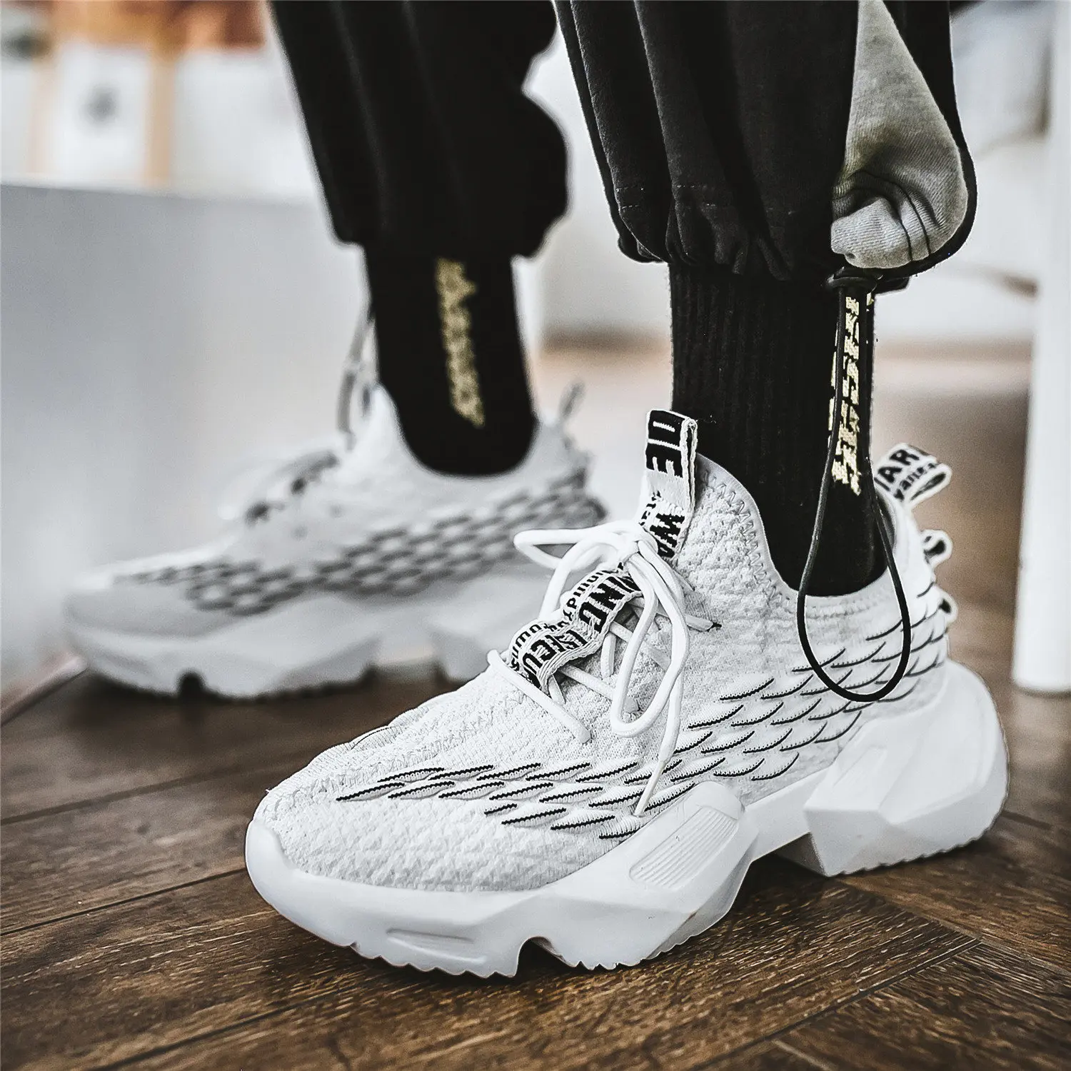 

Men's Sports Tide Sneakers Diamond Thick Bottom Mesh Flywire Increase Breathable Running Shoes Lace-Up Men Athletic Shoes