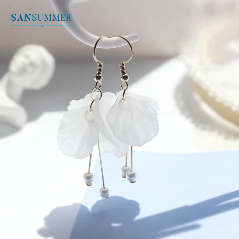 

2020 New Korean Girl Fashion Elegant White Irregular Pearl Acrylic Petal Earrings Wedding Sweet Romantic Drop Earrings For Women