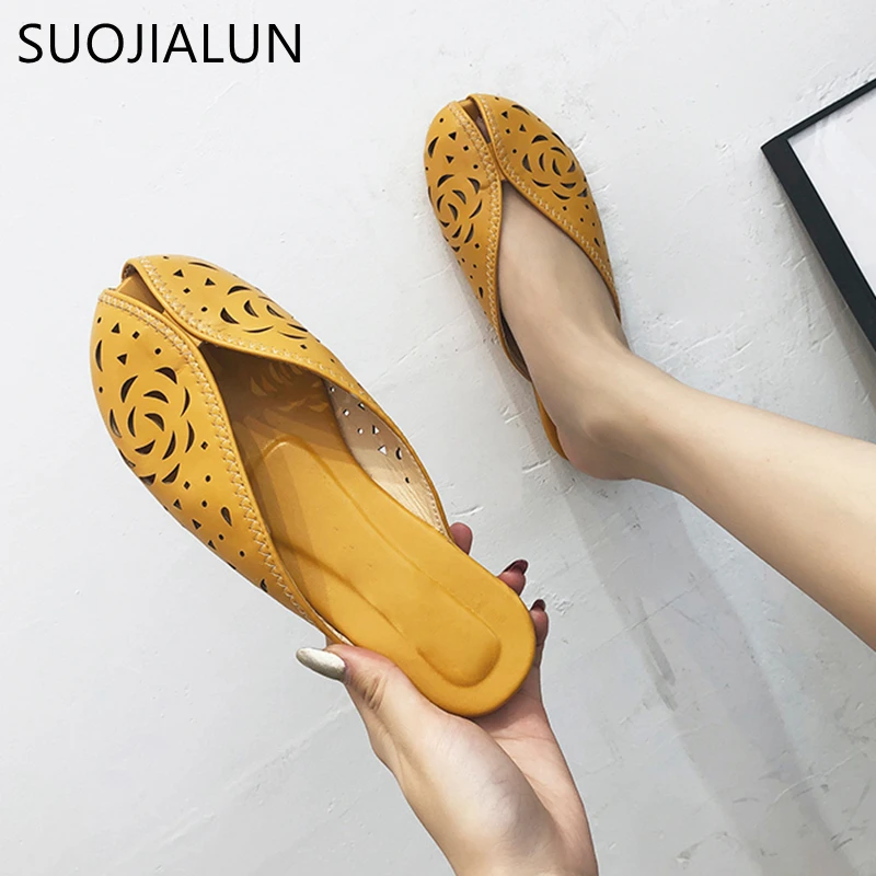 

SUOJIALUN 2019 Designer Slippers Women Flats Mules Shallow Retro Hollow Ladies Slides Fashion Outdoor Mules Female Sandal