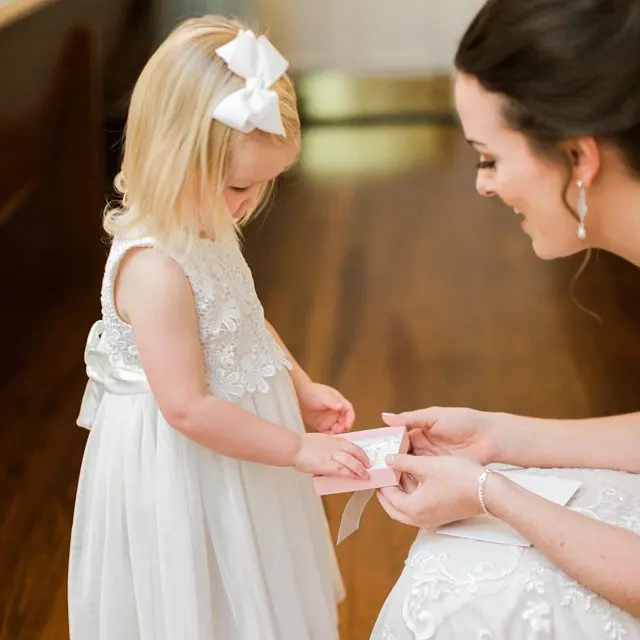 Персонализируйте любой текст свадьбы цветок девушка предложение подарки малыш цветочное ожерелье маленькая девочка браслеты подарки на день рождения
