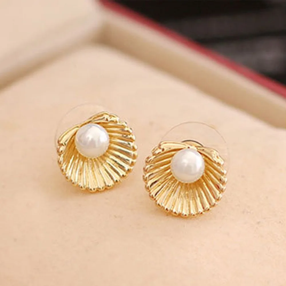

Simple Sweet Pearl Shell Ear Clip Pure And Fresh Bright Beautiful Clip Earrings Small Adorn Article For Women