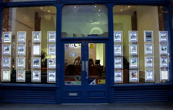 

32PCS X A4 Cable Wire Hanging Poster Display Frame,Custom Single Sided Real Estate Agent Window LED Display Lightboxes