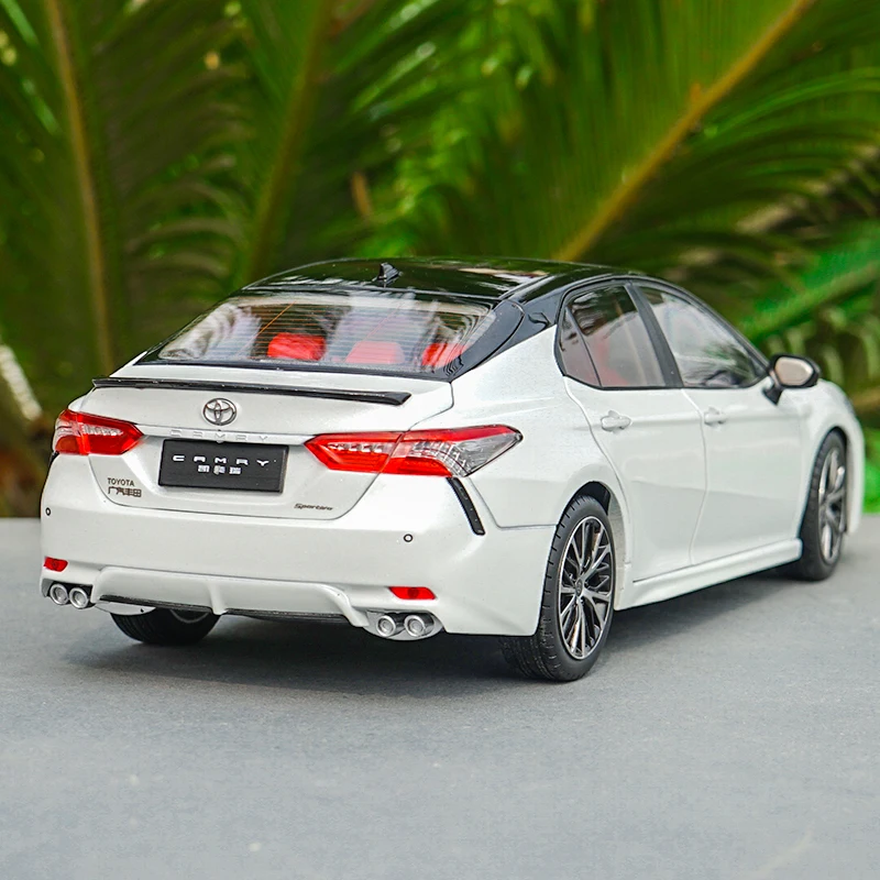 Модель автомобиля Toyota Camry 1/18 Sport 8 поколения с черным верхом коллекция подарков