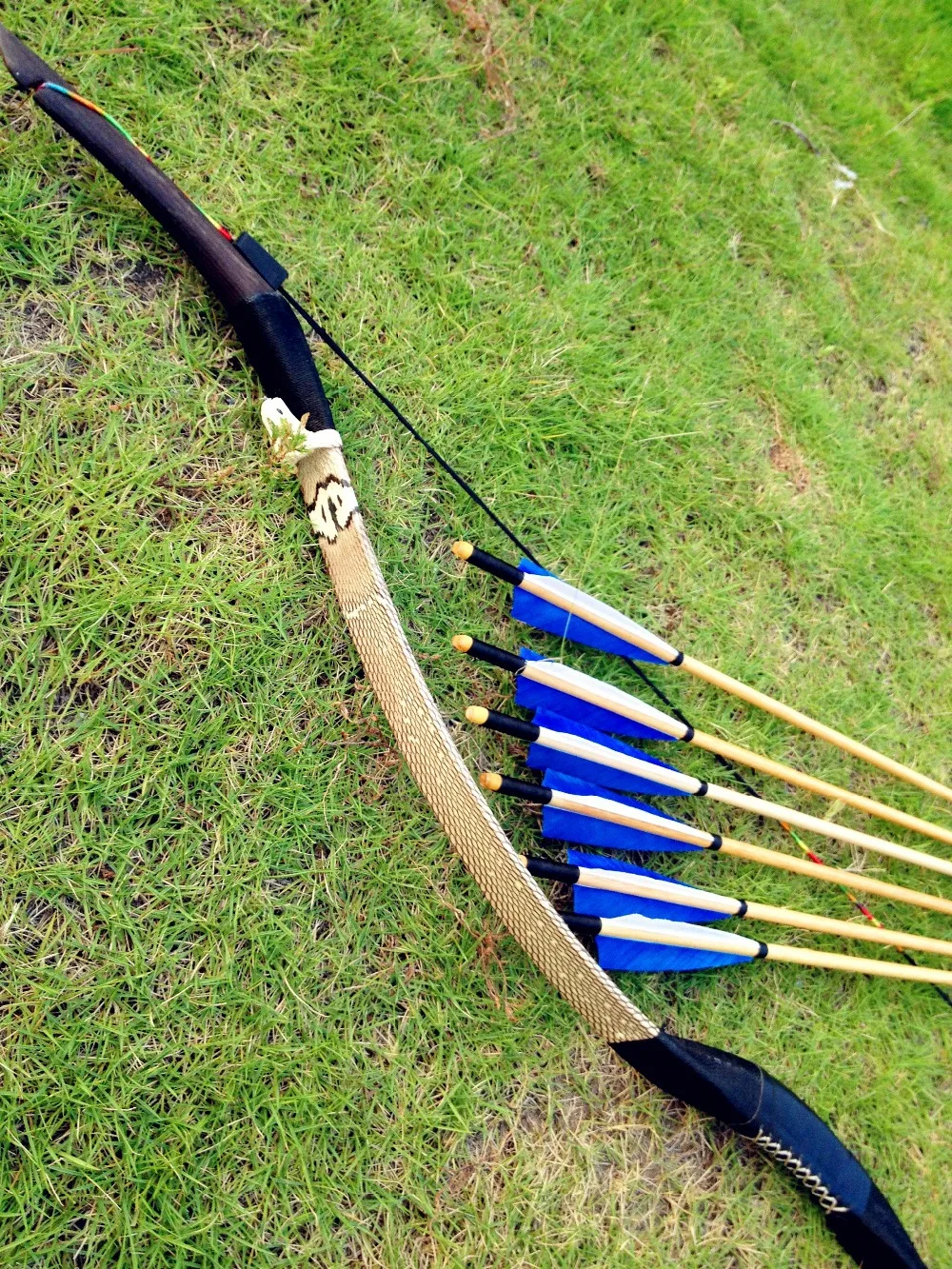 

Traditional Hunting Recurve Bow Archery Longbow 20-65Ibs Black Snakeskin longbow handmade and 6pcs arrows