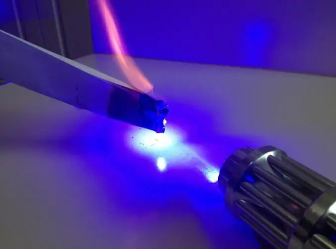 Лазер сжигает. Lazer beam лазерная указка 100 ватт. Лазер мощный прожигает. Лазер на 100000 mw. Супер мощный лазер.