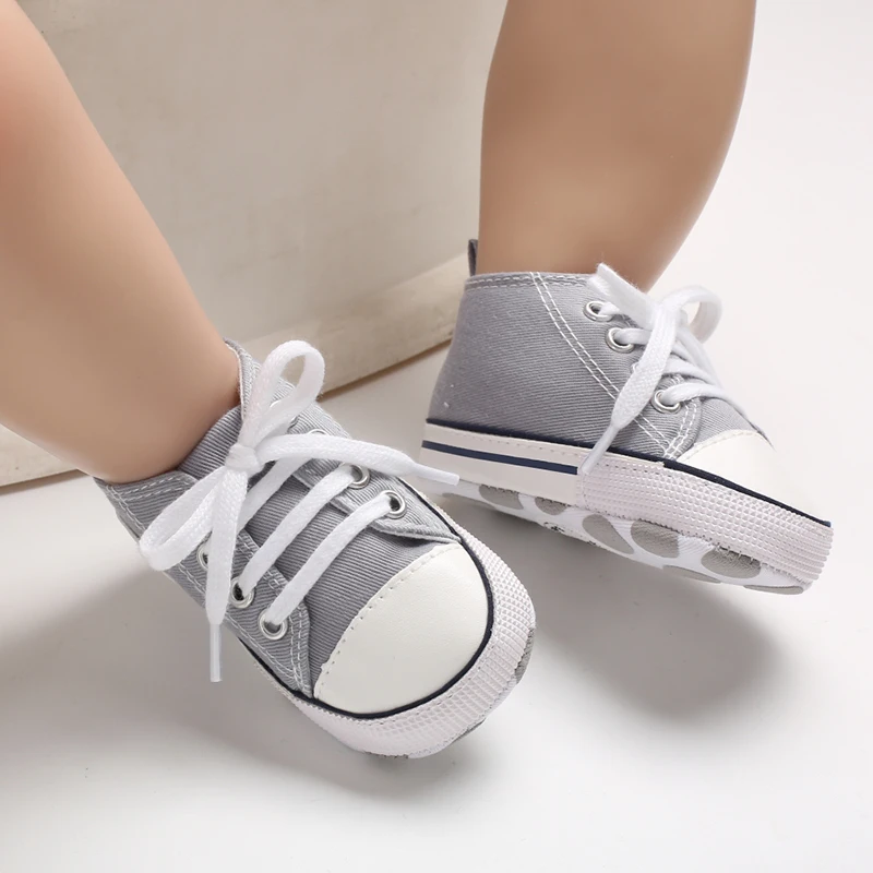 Детские холщовые ботиночки г. популярная обувь унисекс для новорожденных девочек и мальчиков мягкая подошва на шнуровке, обувь для младенцев теннисные детские повседневные кроссовки - Цвет: Серый