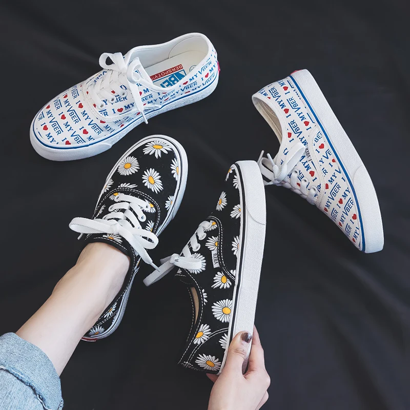 

2019 Spring New Canvas Shoes for Women Students Spring and Autumn Sneakers Flower Letters Daisy Woman Shoes Marguerite Black