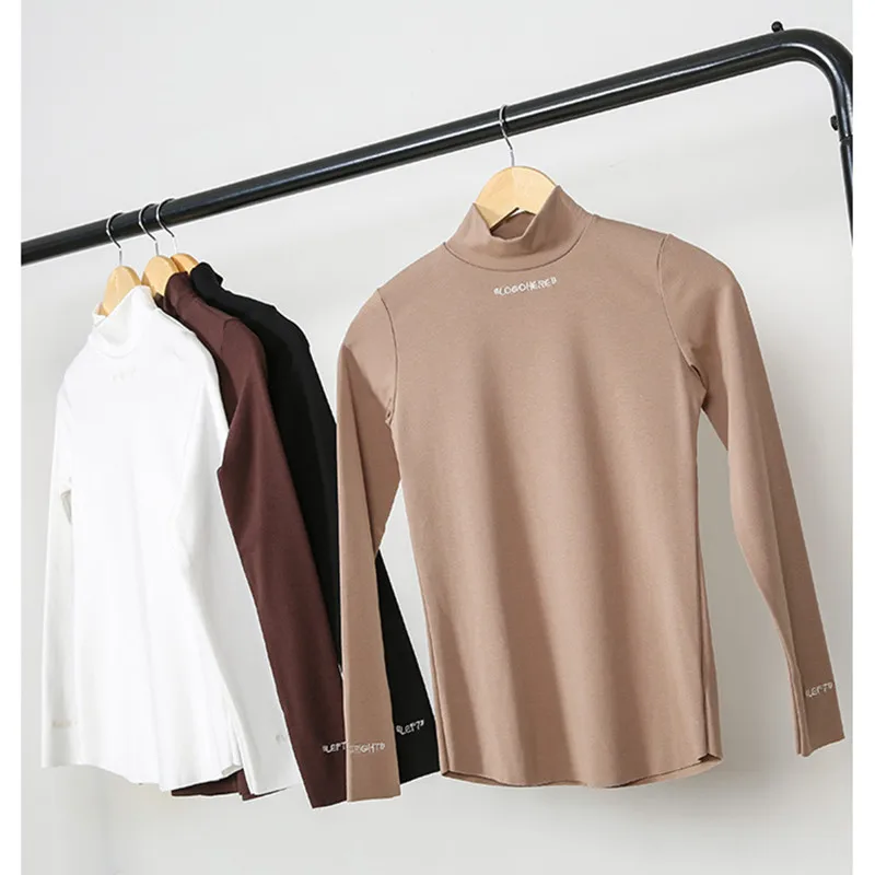 Водолазка женская трикотажная белая с вышивкой и надписью теплая зима футболка