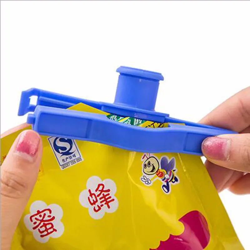 Creative-Reuseable-Bag-Clip-Storage-Food-Fresh-Clips-Sealing-Kitchen-Sealer-With-A-Cap-Type-Spray (1)