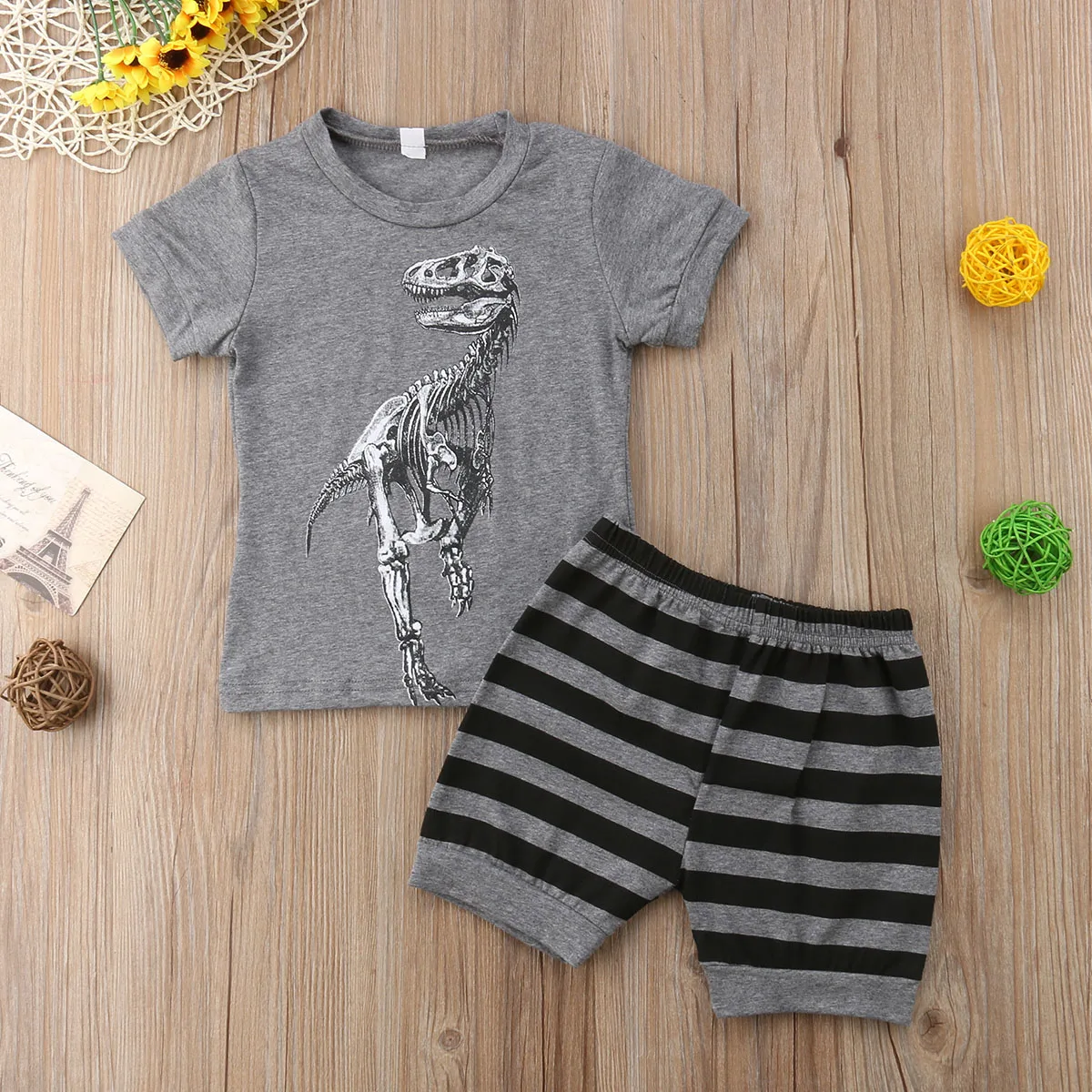 Топы в полоску с динозавром для маленьких мальчиков; футболка; короткие штаны; одежда